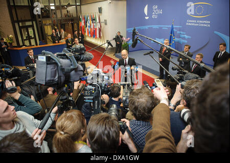 Bruxelles, Belgio. Xxi del Mar, 2014. L'Ucraina il Primo Ministro Arseniy Yatsenyuk tiene conferenza stampa dopo la firma le disposizioni politiche dell'accordo di associazione con l'UE durante la seconda giornata della molla responsabile europeo del Vertice degli Stati dell'UE la sede del consiglio a Bruxelles, in Belgio il 21.03.2014 da Wiktor Dabkowski/Alamy Live News Foto Stock