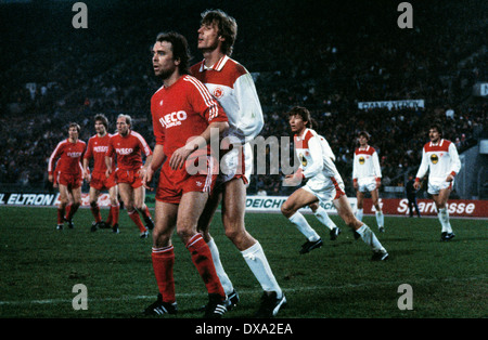 Calcio, Bundesliga, 1982/83, Reno Stadium, Fortuna Duesseldorf rispetto a FC Bayern Monaco 3:5, scena del match, Wolfgang Kraus (FCB) sinistro e Rudolf Bommer (Fortuna), giusto dietro Atli Edvaldsson (Fortuna) Foto Stock