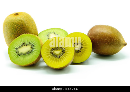 Ripe Kiwi, isolato su uno sfondo bianco Foto Stock