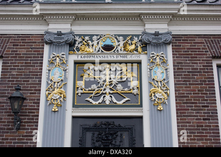 Tradizionale olandese koopmanshuys t d'mol 1795 scolpita in legno dipinto di mattoni casa storica Foto Stock