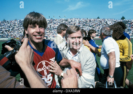 Calcio, 1. Bundesliga, 2. Bundesliga, 1982/83, retrocessione corrispondono alla Bundesliga 1983/1984, ritorno, Park Stadium, FC Schalke 04 rispetto a FC Bayer 05 Uerdingen 1:1, Uerdingen contentezza per la promozione della Bundesliga, Norbert Brinkmann Foto Stock