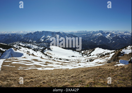 Vista su bavarese della regione alpina dal vertice Rotwand in inverno, Baviera, Germania Foto Stock