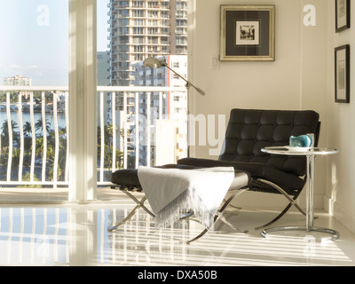 Vetrina lussuoso condominio soggiorno e balcone, Fort Lauderdale, FL, Stati Uniti d'America Foto Stock