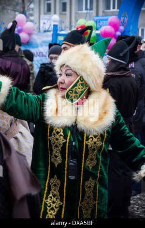 Il Kazakistan,Petropavlovsk - MARZO 21, 2014: musulmana nuovo anno celebrazione. Donna in costume nazionale kazaco Foto Stock
