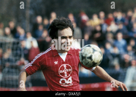 Calcio, Bundesliga, 1983/1984, Ulrich Haberland Stadium, Bayer 04 Leverkusen contro Fortuna Duesseldorf 2:0, scena del match, Rudolf Wojtowicz (Bayer) in possesso palla Foto Stock