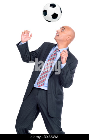 Imprenditore giocando a calcio isolati in bianco Foto Stock