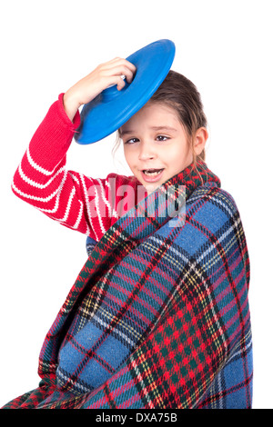 Ragazza giovane con un freddo avvolto in una coperta Foto Stock