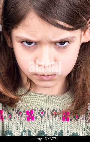 Arrabbiato ragazza faccia in close-up Foto Stock