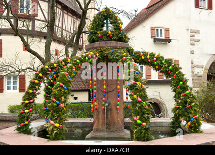 Fontana di pasqua. tedeschi tradizionali uova di pasqua decorazione esterna Foto Stock