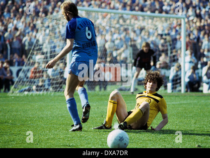 Calcio, Bundesliga, 1983/1984, Grotenburg Stadium, FC Bayer 05 Uerdingen versus Borussia Dortmund 2:1, scena del match, duello, Werner Buttgereit (Bayer) sinistra e Michael Zorc (BVB) Foto Stock