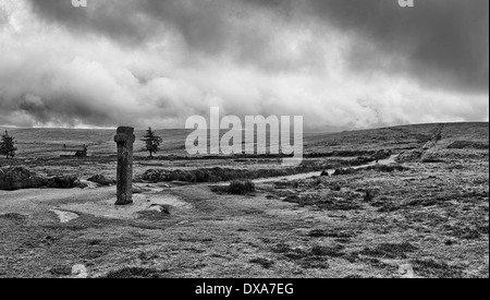 Le monache Cross o Siward's Cross nel Parco Nazionale di Dartmoor Devon in corrispondenza del punto di giunzione fra gli abati' way e i monaci' percorso Foto Stock