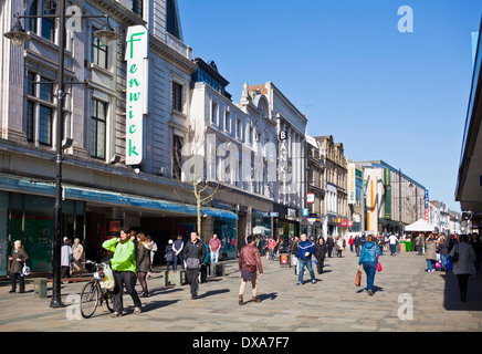 Shopping a Newcastle upon Tyne city center Tyne and Wear Inghilterra GB UK EU Europe Foto Stock