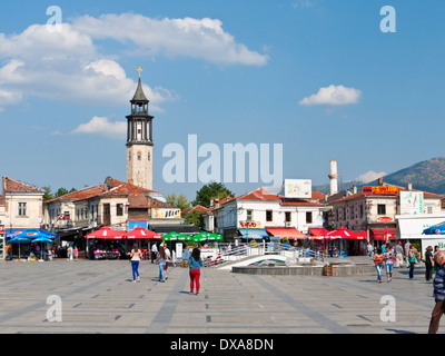 Satarov Metodija Sarlo, la piazza principale della città di Prilep, Macedonia, che mostra la torre dell orologio e il minareto della moschea rovinato Foto Stock