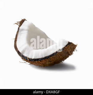 Cocco Cocos nucifera, segmento con guscio con ombra contro uno sfondo bianco. Foto Stock