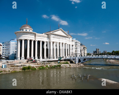 La costruzione del nuovo Museo Archeologico di Macedonia come parte di 'Skopje 2014' accanto al fiume Vardar a Skopje in Macedonia Foto Stock