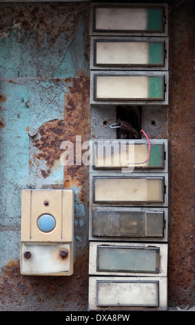 Vecchio e danneggiato campanelli) - pulsanti Foto Stock
