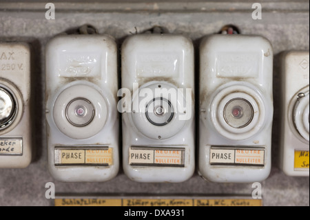 Close-up di un array di vecchio stile fusibili di piombo in un fusibile di uso domestico-box (modello svizzero, costruita intorno al 1970 cravatte) Foto Stock