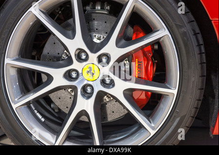 Close-up di Ferrari cerchione Foto Stock