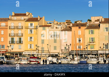 Saint-Tropez waterfront architettura, Provenza, Francia Foto Stock