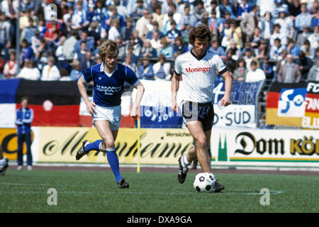 Calcio, 2. Bundesliga, 1983/1984, Park Stadium, FC Schalke 04 versus Karlsruher SC 3:3, scena del match, Stefan lordo (KSC) in possesso palla, sinistra Bernd Dierssen (S04) Foto Stock