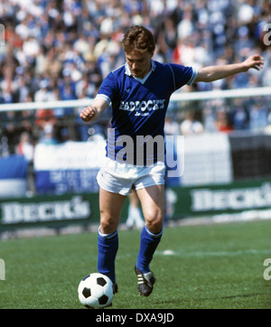 Calcio, 2. Bundesliga, 1983/1984, Park Stadium, FC Schalke 04 versus Karlsruher SC 3:3, scena del match, Michael Opitz (S04) in possesso palla Foto Stock