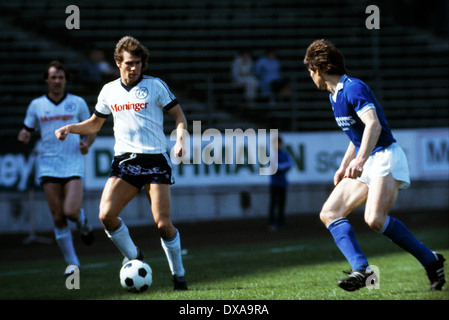 Calcio, 2. Bundesliga, 1983/1984, Park Stadium, FC Schalke 04 versus Karlsruher SC 3:3, scena del match, Uwe Dittus (KSC) in possesso palla Foto Stock