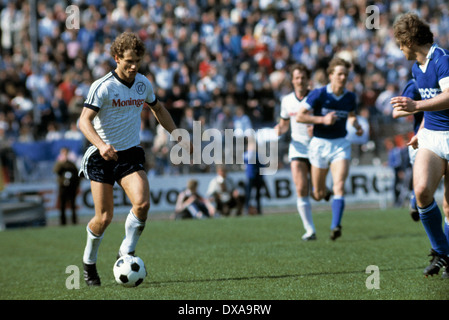 Calcio, 2. Bundesliga, 1983/1984, Park Stadium, FC Schalke 04 versus Karlsruher SC 3:3, scena del match, Uwe Buehler (KSC) in possesso palla Foto Stock