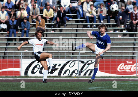 Calcio, 2. Bundesliga, 1983/1984, Park Stadium, FC Schalke 04 versus Karlsruher SC 3:3, scena del match, centro da Emanuel Guenther (KSC), destra Bernd Dierssen (S04) Foto Stock