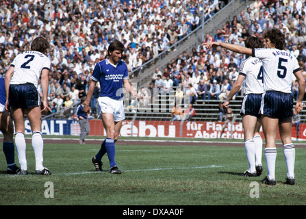 Calcio, 2. Bundesliga, 1983/1984, Park Stadium, FC Schalke 04 versus Karlsruher SC 3:3, scena del match, Hans-Joachim Abel (S04) e tre i giocatori avversari Foto Stock