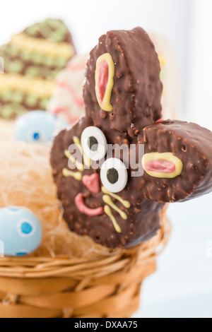 Pasqua riso krispy pop tratta in shpae estere di uovo e il coniglietto di Pasqua. Foto Stock