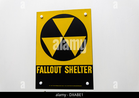 Segnale di avvertimento in corrispondenza di un impianto nucleare fallout shelter Foto Stock