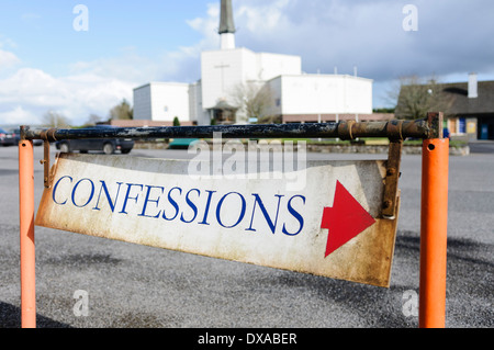 Segno dirigere i pellegrini a un santuario di confessioni Foto Stock