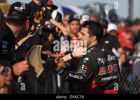 CHANDLER, AZ - Ott 28: Rodrigo Ampudia saluta tifosi durante il Lucas Oil Off Road racing serie Challenge Cup il 28 ottobre 2012 Foto Stock