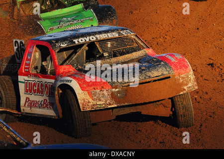 CHANDLER, AZ - Ott 28: Rodrigo Ampudia (36) combatte per la posizione nel Lucas Oil Off Road racing serie Challenge Cup Foto Stock