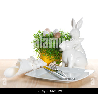 Pasqua messa in tavola con bunny e decorazione delle uova Foto Stock