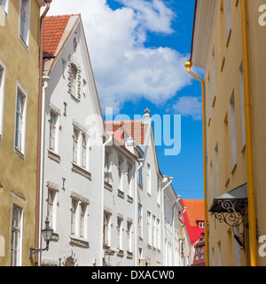 Affascinante la vista di una stradina nel centro storico della città di Tallinn Foto Stock