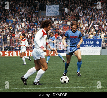 Calcio, Bundesliga, 1983/1984, Ruhr Stadio, VfL Bochum contro Fortuna Duesseldorf 6:1, scena del match, Josef Weikl (Fortuna) in possesso palla, destra Lothar Woelk (Bochum) Foto Stock