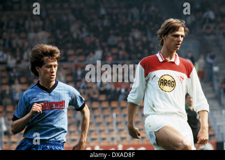Calcio, Bundesliga, 1983/1984, Ruhr Stadio, VfL Bochum contro Fortuna Duesseldorf 6:1, scena del match, Siegfried Boenighausen (Bochum) sinistra e Holger Fach (Fortuna) Foto Stock