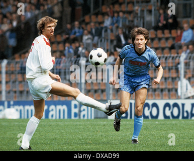 Calcio, Bundesliga, 1983/1984, Ruhr Stadio, VfL Bochum contro Fortuna Duesseldorf 6:1, scena del match, Holger Fach (Fortuna) sinistra e Siegfried Boenighausen (Bochum) Foto Stock