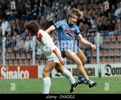 Calcio, Bundesliga, 1983/1984, Ruhr Stadio, VfL Bochum contro Fortuna Duesseldorf 6:1, scena del match, Josef Weikl (Fortuna) sinistra e Michael Kuehn (Bochum) Foto Stock