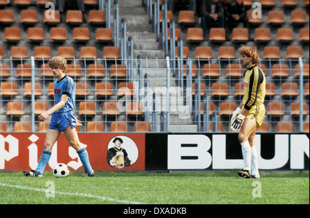 Calcio, Bundesliga, 1983/1984, Ruhr Stadio, VfL Bochum contro Fortuna Duesseldorf 6:1, scena del match, Martin Kree (Bochum) sinistro e custode Reinhard Mager (Bochum) Foto Stock
