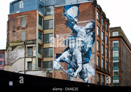 Murale di Guido van Helten raffigurante due giocatori di badminton su un edificio nell'area di Candleriggs di Glasgow, creato per i Giochi del Commonwealth del 2014. Foto Stock