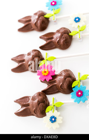 Il cioccolato di pasqua bunnie pop realizzato da solido cioccolato al latte. Foto Stock