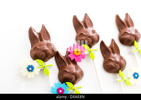Il cioccolato di pasqua bunnie pop realizzato da solido cioccolato al latte. Foto Stock