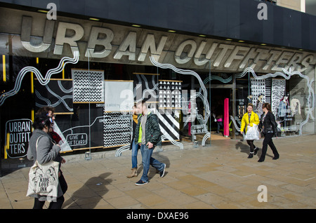 Gli amanti dello shopping a piedi dall'Urban Outfitters store su Princes Street di Edimburgo. Foto Stock