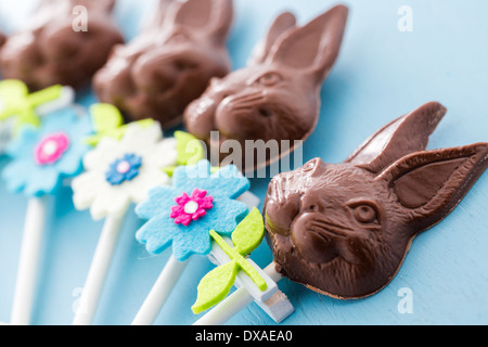 Il cioccolato di pasqua bunnie pop realizzato da solido cioccolato al latte. Foto Stock