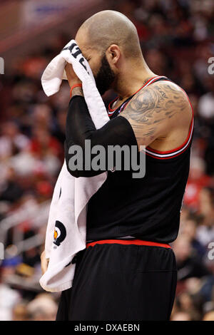 Marzo 19, 2014: Chicago Bulls avanti Carlos Boozer (5) delle salviette il viso con un asciugamano durante il gioco NBA tra Chicago Bulls e la Philadelphia 76ers presso la Wells Fargo Center di Philadelphia, Pennsylvania. I tori ha vinto 102-94. Christopher Szagola/Cal Sport Media Foto Stock