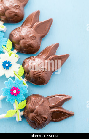 Il cioccolato di pasqua bunnie pop realizzato da solido cioccolato al latte. Foto Stock