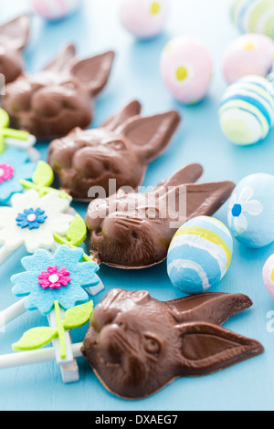 Il cioccolato di pasqua bunnie pop realizzato da solido cioccolato al latte. Foto Stock