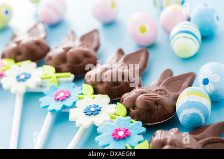Il cioccolato di pasqua bunnie pop realizzato da solido cioccolato al latte. Foto Stock